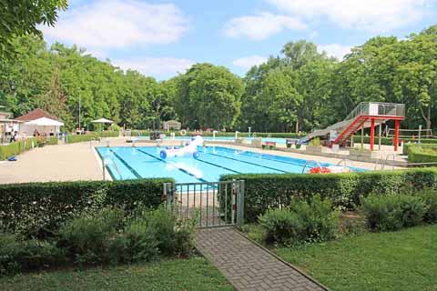 Schwimmbad Altenweddingen1